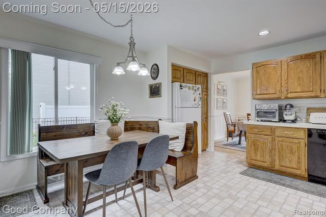 2370 Lansbury Drive, Waterford, MI 48329