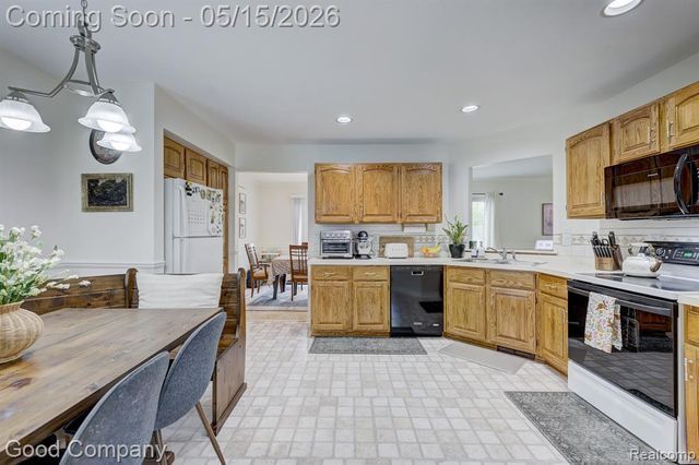 2370 Lansbury Drive, Waterford, MI 48329