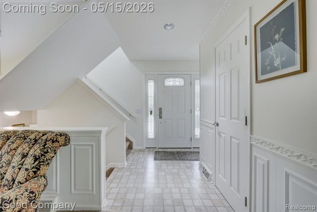 2370 Lansbury Drive, Waterford, MI 48329