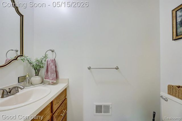 2370 Lansbury Drive, Waterford, MI 48329