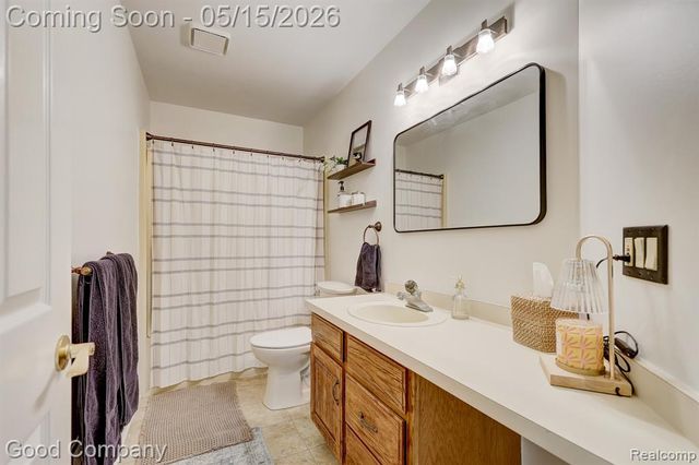 2370 Lansbury Drive, Waterford, MI 48329