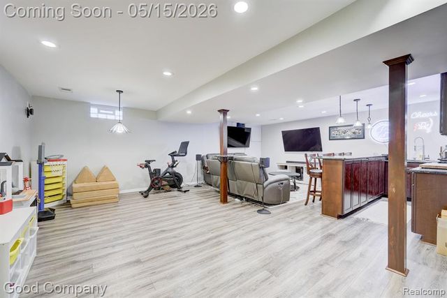 2370 Lansbury Drive, Waterford, MI 48329