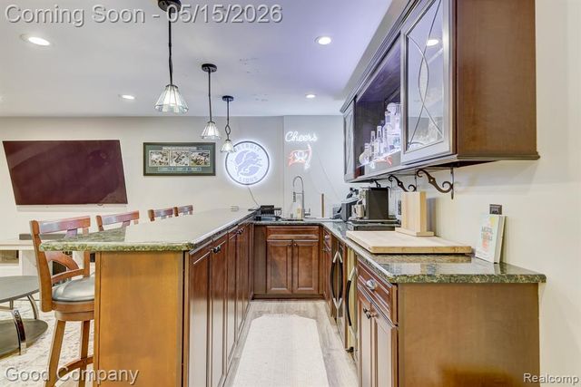 2370 Lansbury Drive, Waterford, MI 48329