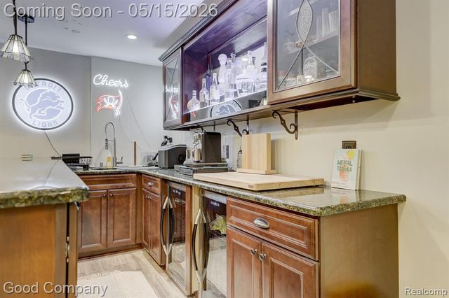 2370 Lansbury Drive, Waterford, MI 48329