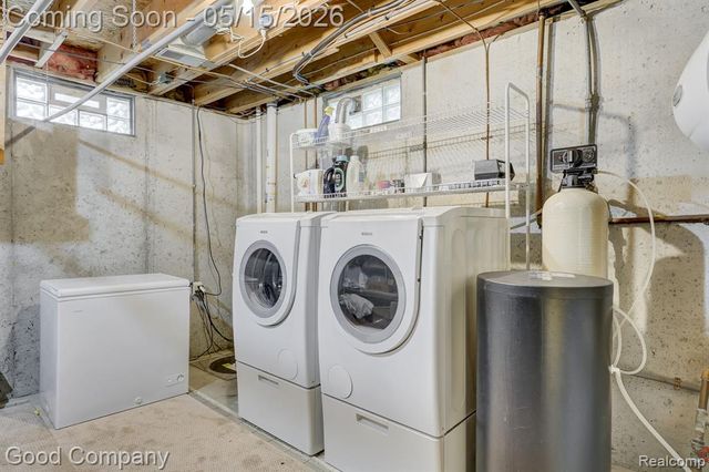 2370 Lansbury Drive, Waterford, MI 48329