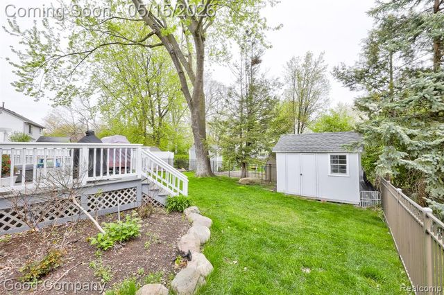 2370 Lansbury Drive, Waterford, MI 48329