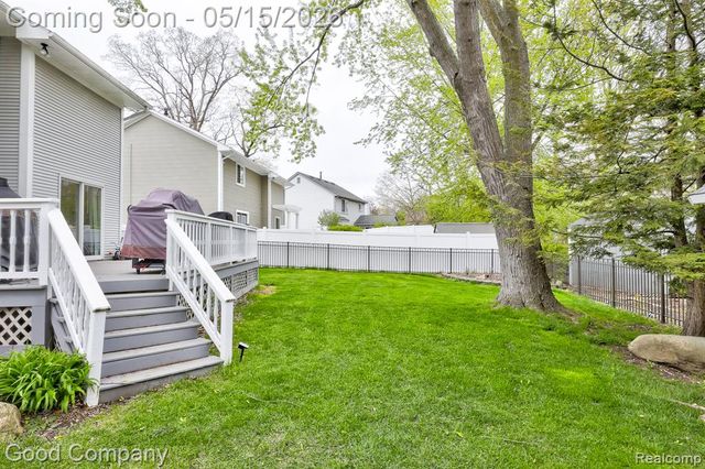 2370 Lansbury Drive, Waterford, MI 48329