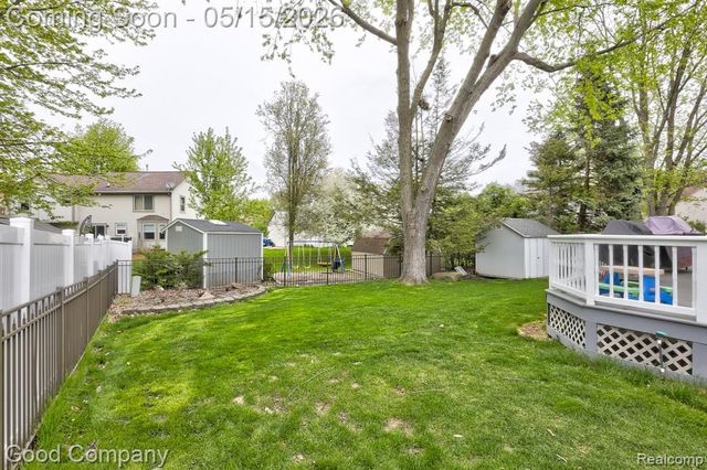 2370 Lansbury Drive, Waterford, MI 48329