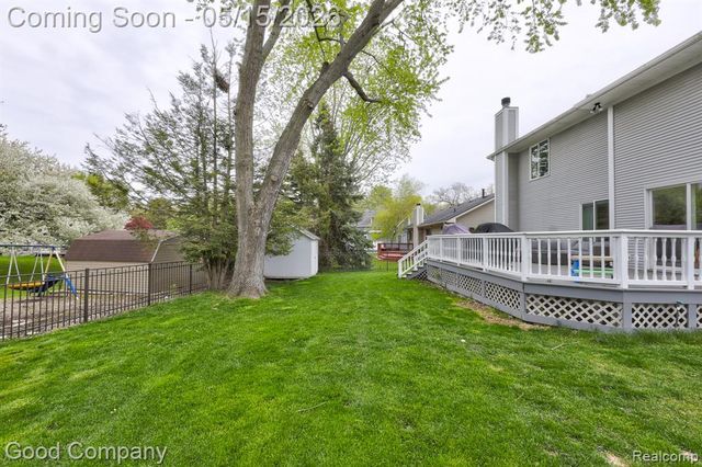 2370 Lansbury Drive, Waterford, MI 48329