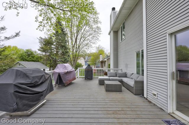 2370 Lansbury Drive, Waterford, MI 48329