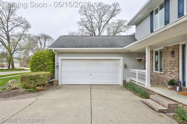 2370 Lansbury Drive, Waterford, MI 48329