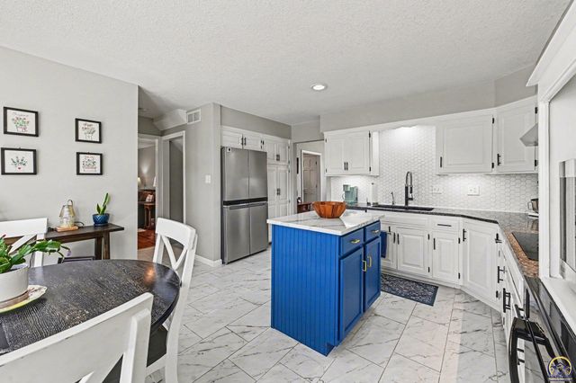 2633 SW Westport DR, Topeka, KS 66614