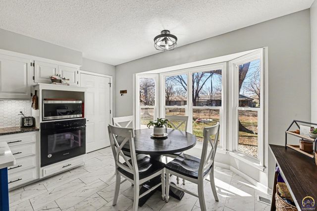 2633 SW Westport DR, Topeka, KS 66614