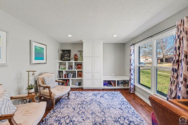 2633 SW Westport DR, Topeka, KS 66614