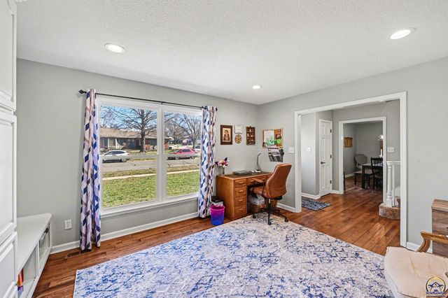 2633 SW Westport DR, Topeka, KS 66614