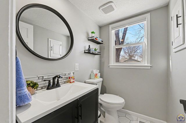 2633 SW Westport DR, Topeka, KS 66614