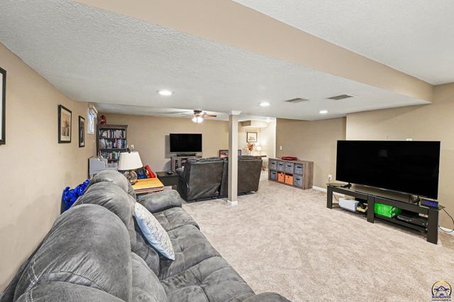 2633 SW Westport DR, Topeka, KS 66614