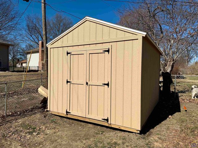 2633 SW Westport DR, Topeka, KS 66614