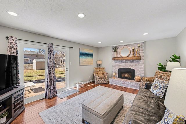 2633 SW Westport DR, Topeka, KS 66614