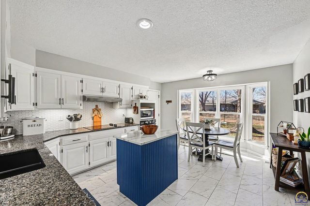 2633 SW Westport DR, Topeka, KS 66614