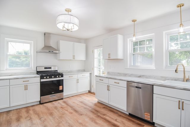 19 Stoneleigh Rd, Watertown, MA 02472