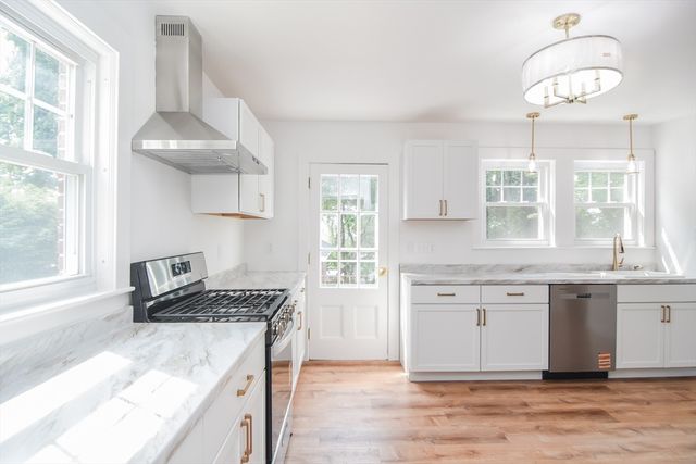 19 Stoneleigh Rd, Watertown, MA 02472