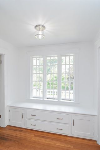 19 Stoneleigh Rd, Watertown, MA 02472