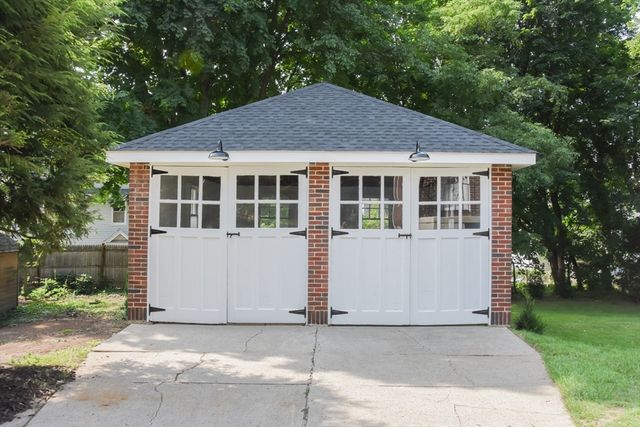 19 Stoneleigh Rd, Watertown, MA 02472