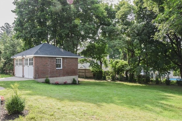 19 Stoneleigh Rd, Watertown, MA 02472