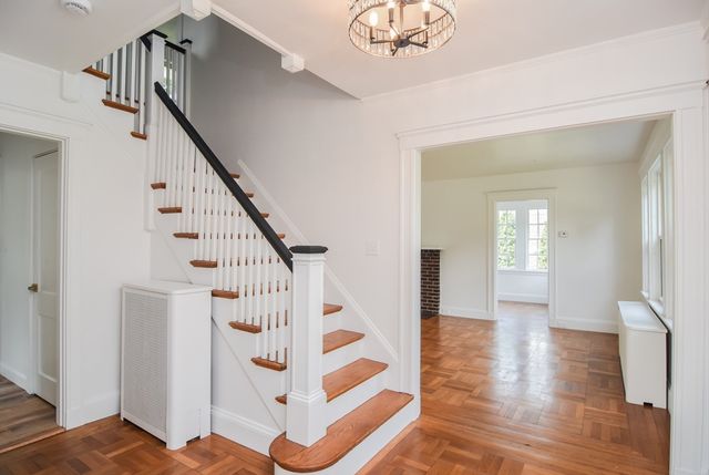19 Stoneleigh Rd, Watertown, MA 02472