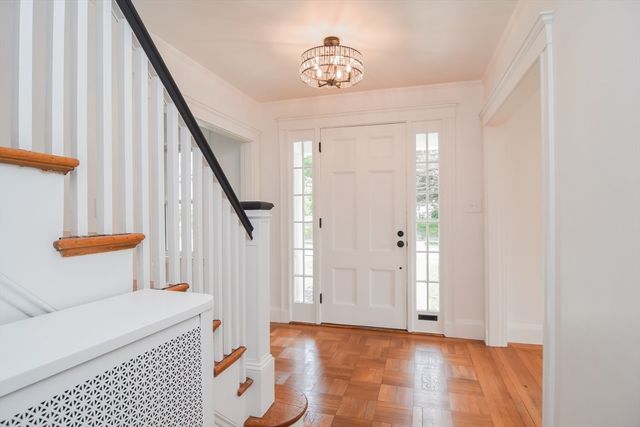 19 Stoneleigh Rd, Watertown, MA 02472
