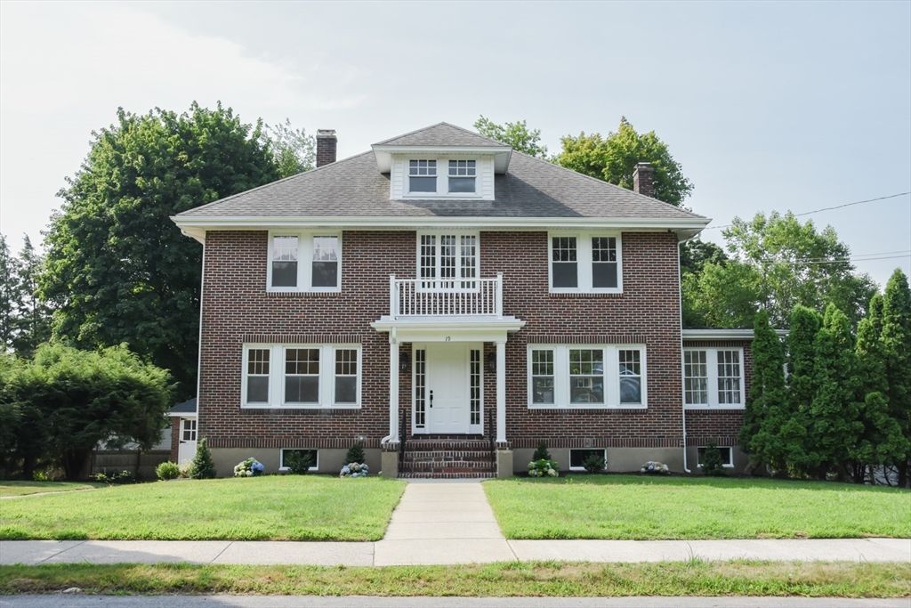 19 Stoneleigh Rd, Watertown, MA 02472