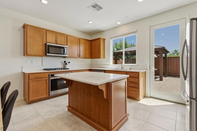 914 Fulton Way, Hollister, CA 95023