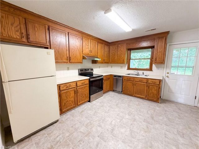 805 Brickwood Court, Winston-salem, NC 27127