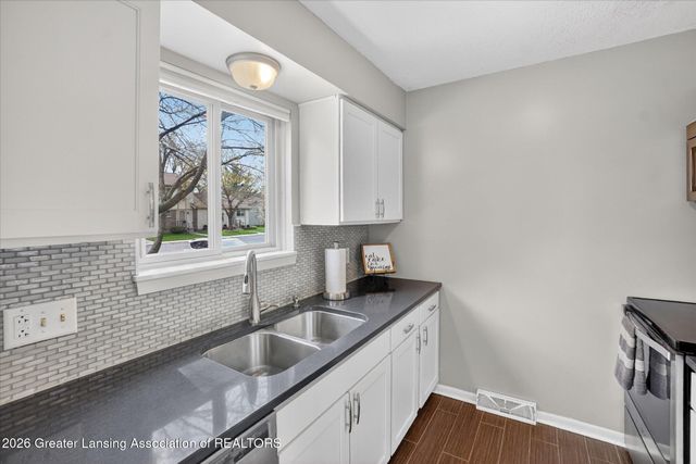 5966 Village Drive, Haslett, MI 48840
