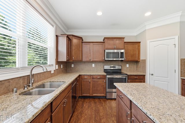 12506 Deer Lake Ln, Louisville, KY 40299