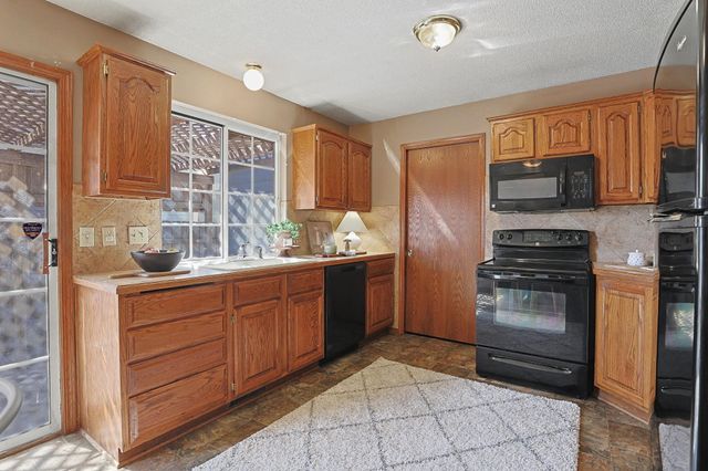 8725 E Parkmont Dr, Wichita, KS 67207