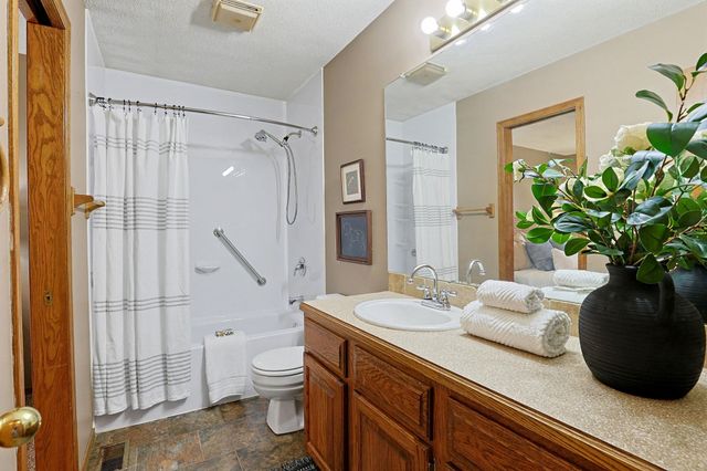 8725 E Parkmont Dr, Wichita, KS 67207