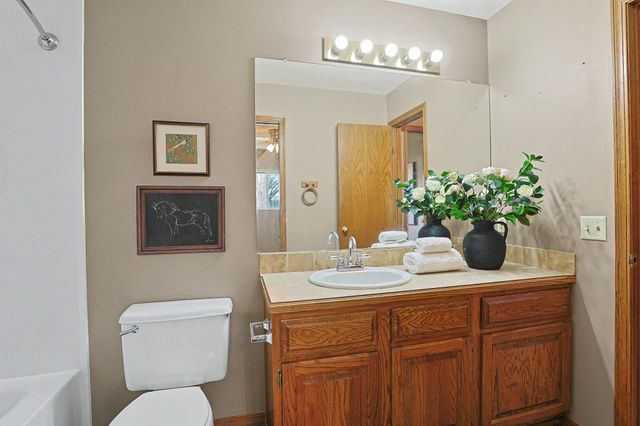 8725 E Parkmont Dr, Wichita, KS 67207