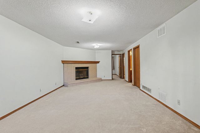 8725 E Parkmont Dr, Wichita, KS 67207