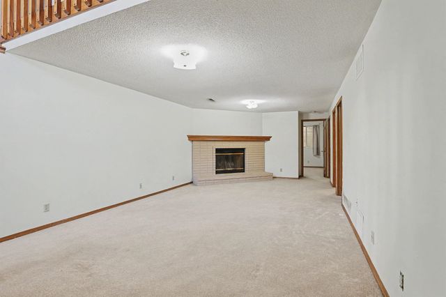 8725 E Parkmont Dr, Wichita, KS 67207