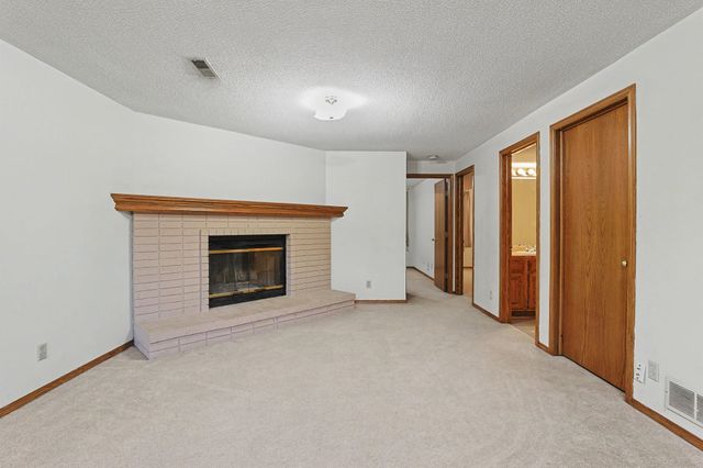 8725 E Parkmont Dr, Wichita, KS 67207