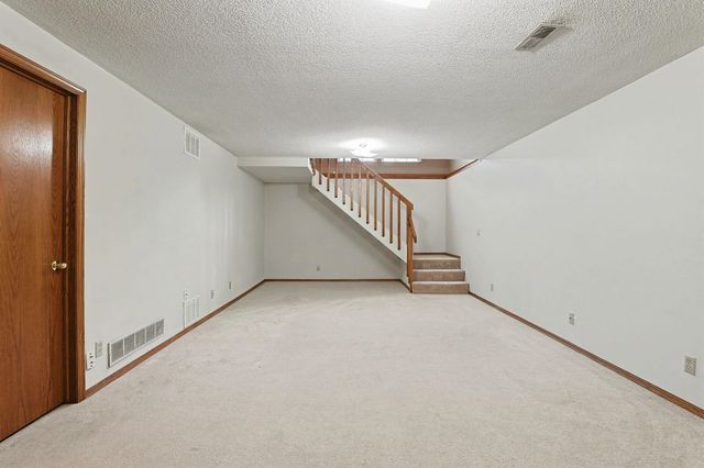 8725 E Parkmont Dr, Wichita, KS 67207