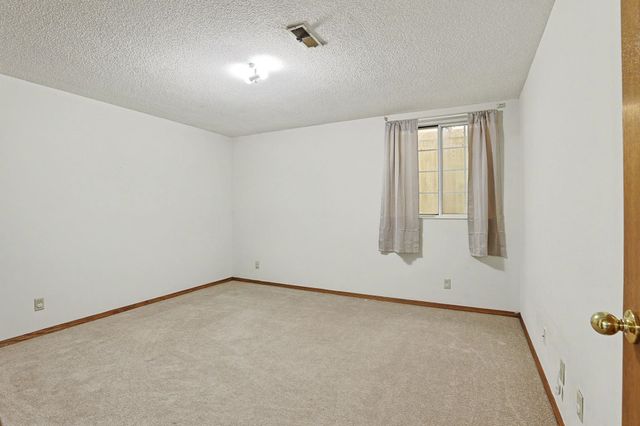 8725 E Parkmont Dr, Wichita, KS 67207