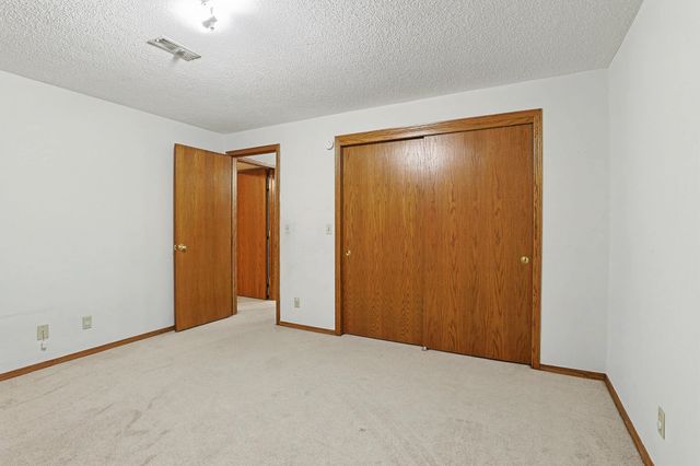 8725 E Parkmont Dr, Wichita, KS 67207