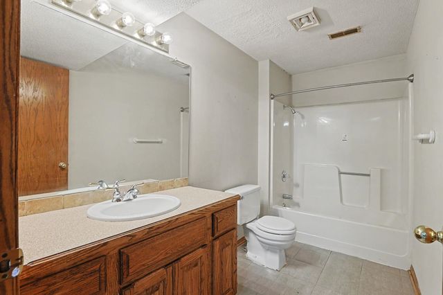 8725 E Parkmont Dr, Wichita, KS 67207