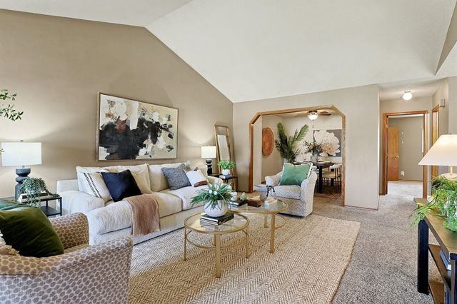 8725 E Parkmont Dr, Wichita, KS 67207