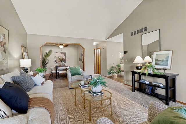 8725 E Parkmont Dr, Wichita, KS 67207