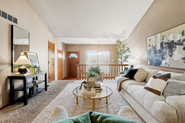 8725 E Parkmont Dr, Wichita, KS 67207