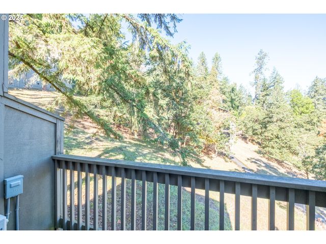 418 STONEWOOD Dr, Eugene, OR 97405